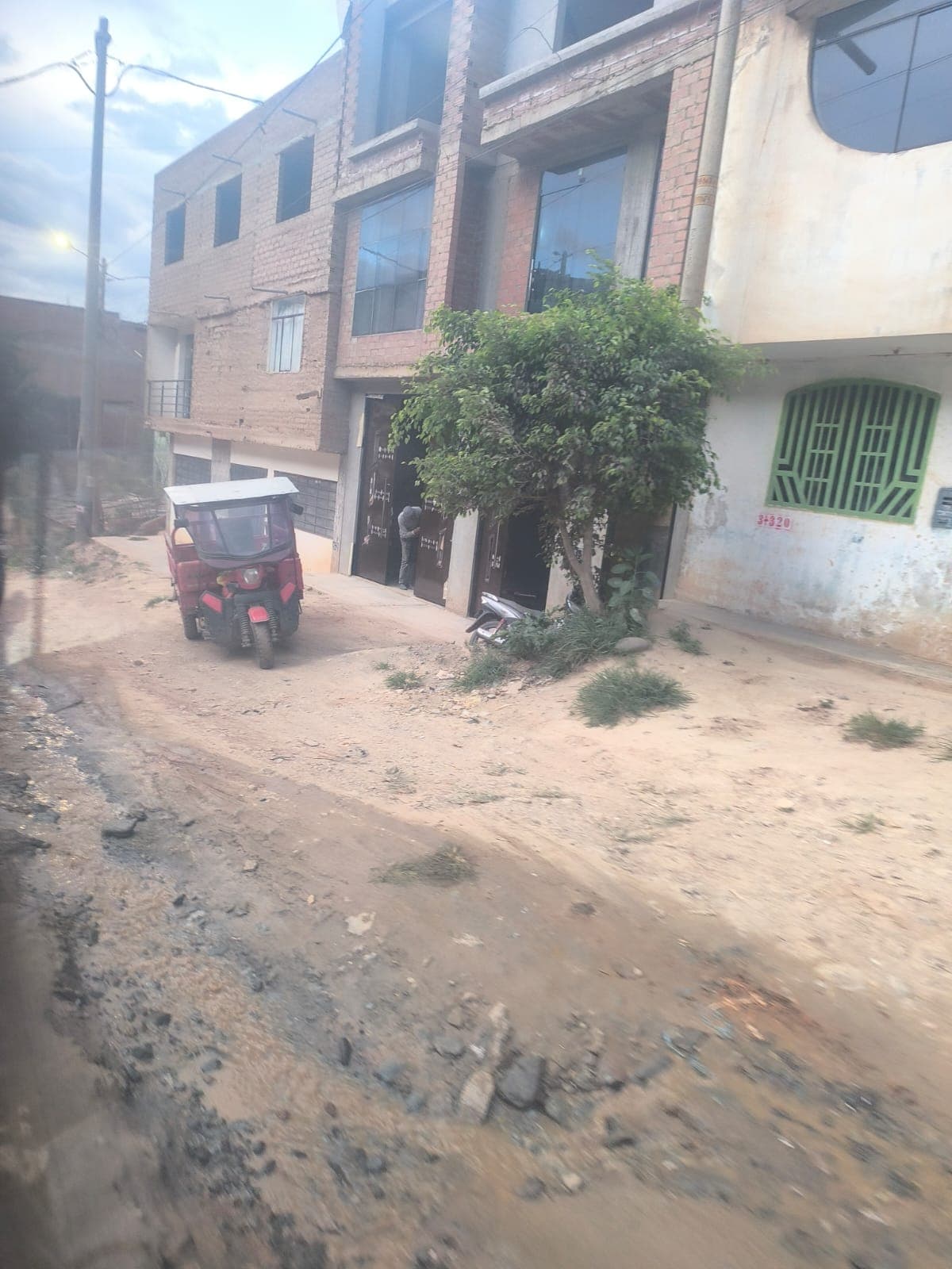 Abandono de obra de alcantarillado en Aparicio Pomares expone a vecinos a focos infecciosos