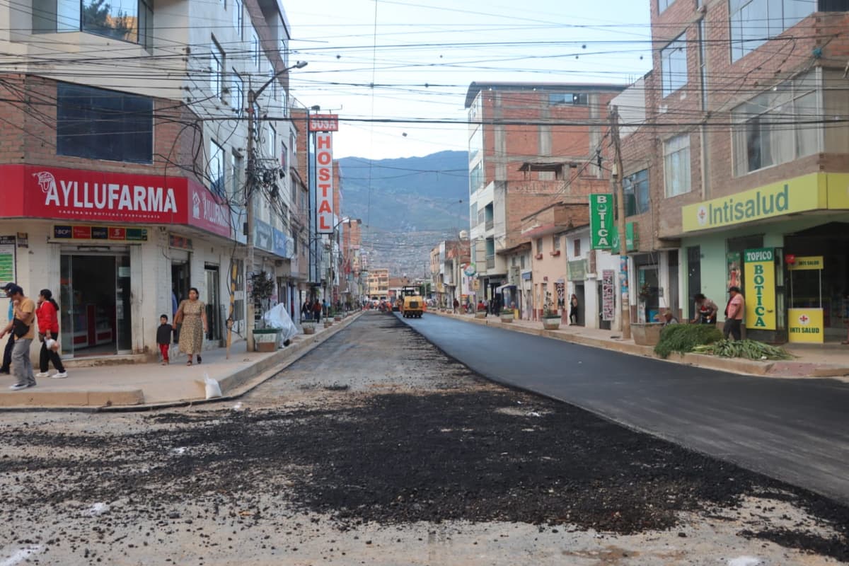 Asfaltado en Paucarbambilla avanza entre expectativa vecinal y control pendiente