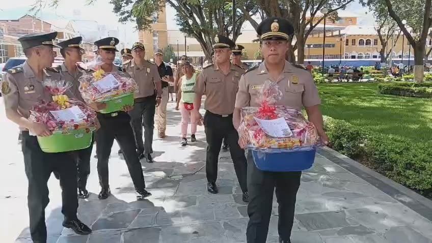 Policía llevó canastas a madres trabajadoras de Huánuco por su día