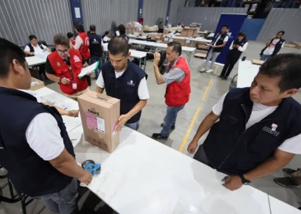 ONPE entrega actas al JNE y eleva presión sobre segunda vuelta presidencial