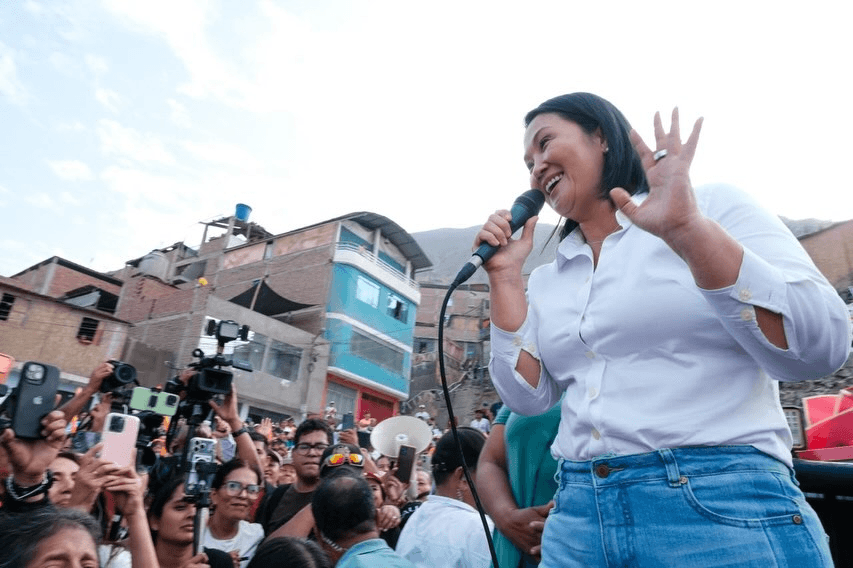 Keiko Fujimori se reunió en SJL y rechazó responsabilizarse de gobiernos