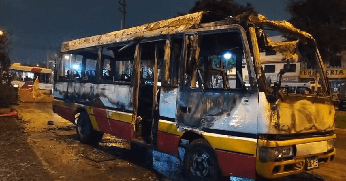 Incendio destruye parte del Callao después de exigir un pago a los conductores