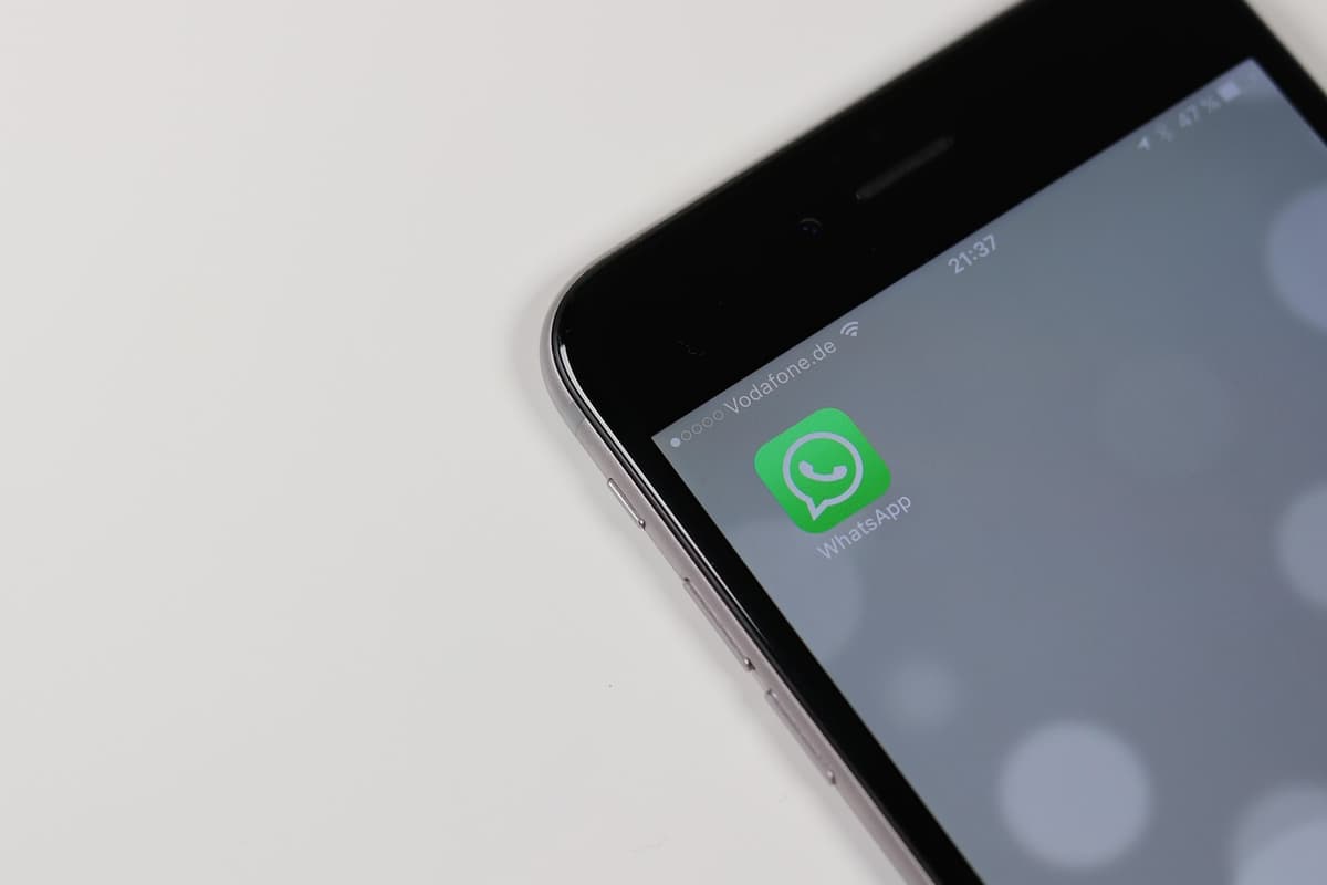 Unión Europea ordena a Meta abrir WhatsApp a chatbots de IA competidores