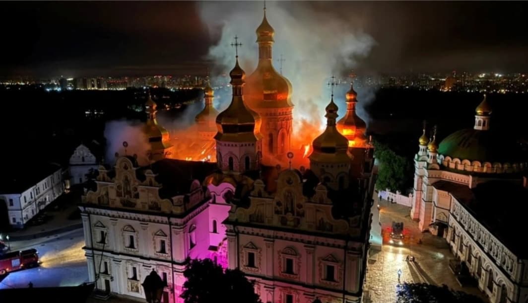 Incendio afecta histórico monasterio de Kyiv Pechersk Lavra tras ataque ruso en Ucrania