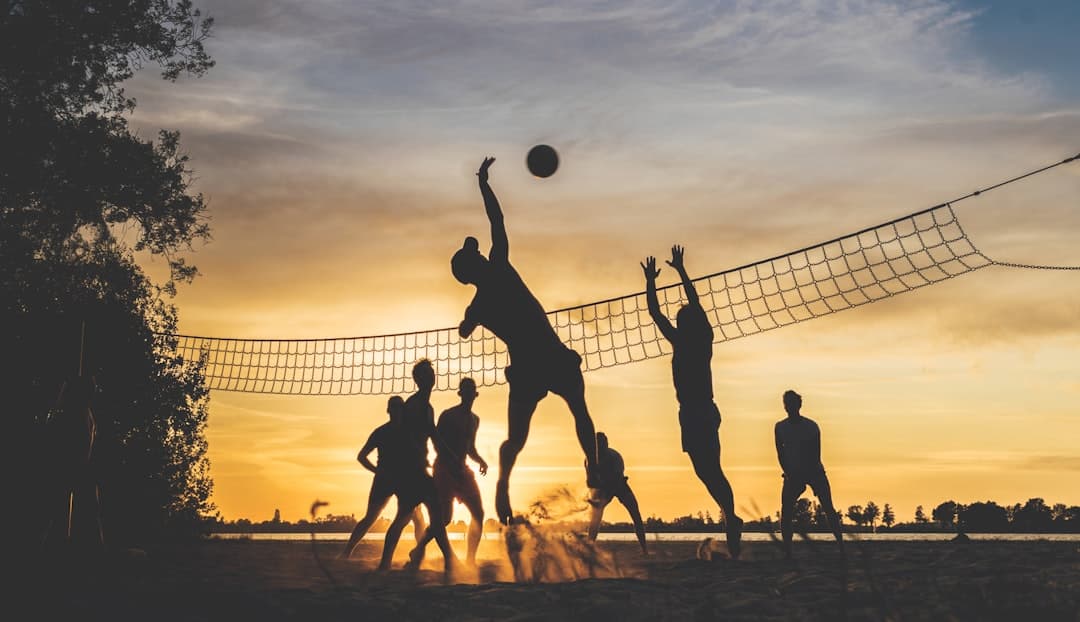 Cádiz prohíbe jugar fútbol en la playa: multas de hasta 750 euros