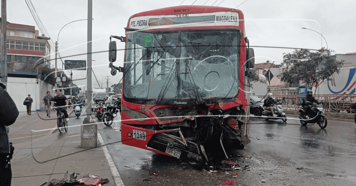 Dos buses de transporte público colisionan en la Avenida Universitaria causando tráfico y heridos