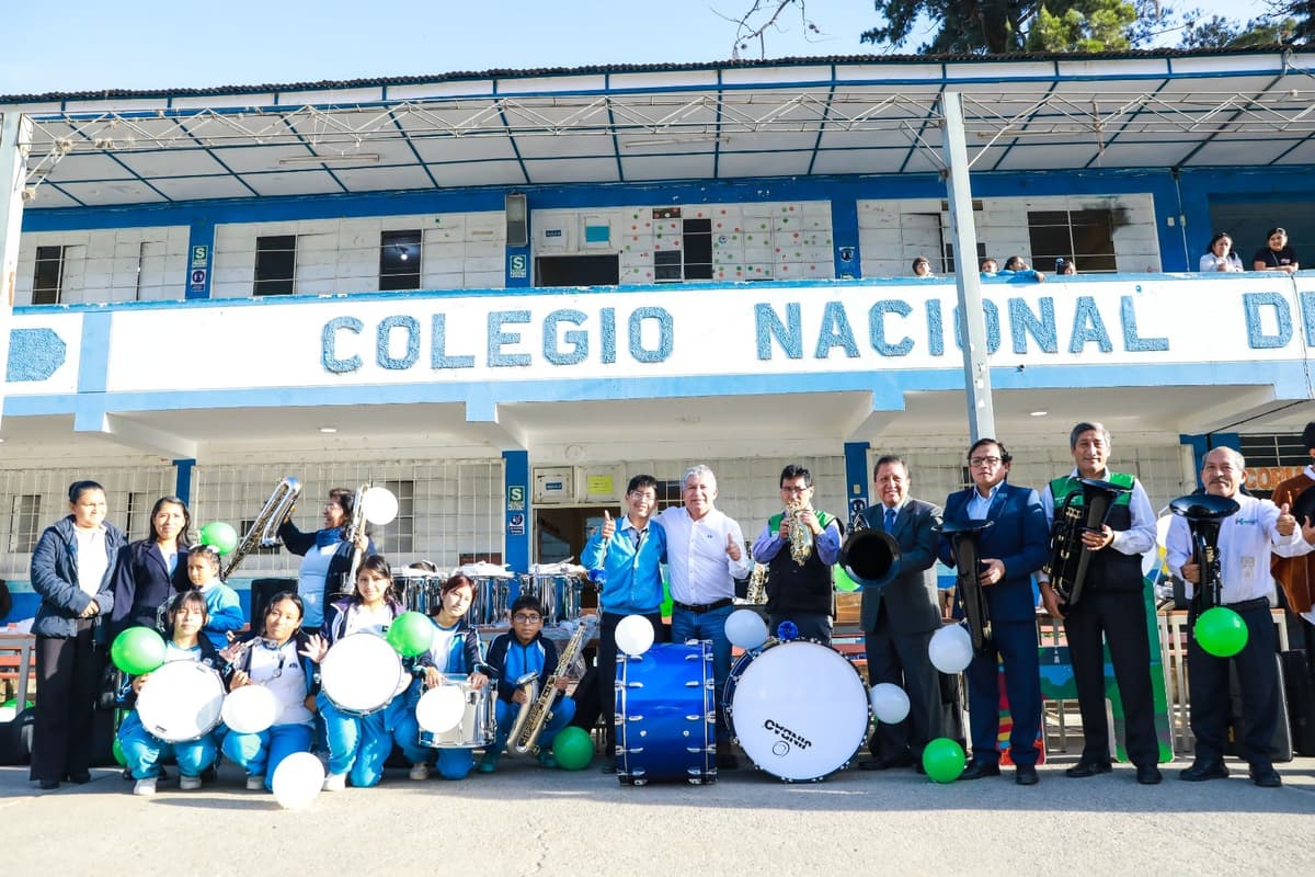 Gobernador entrega 40 instrumentos musicales al colegio Marcos Durán Martel