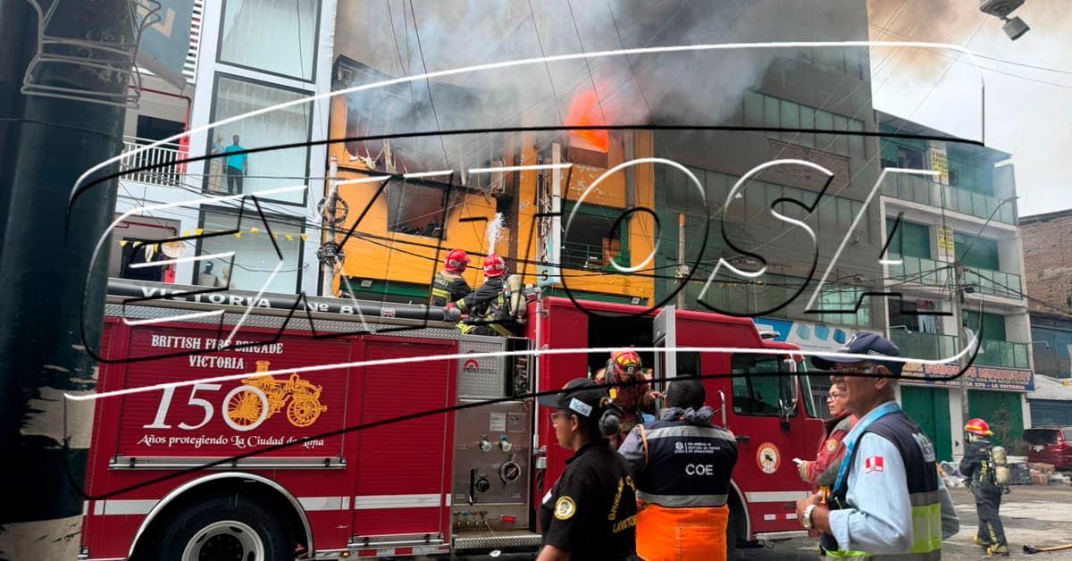 Un importante incendio afecta a la galería del emporio comercial Gamarra en La Victoria