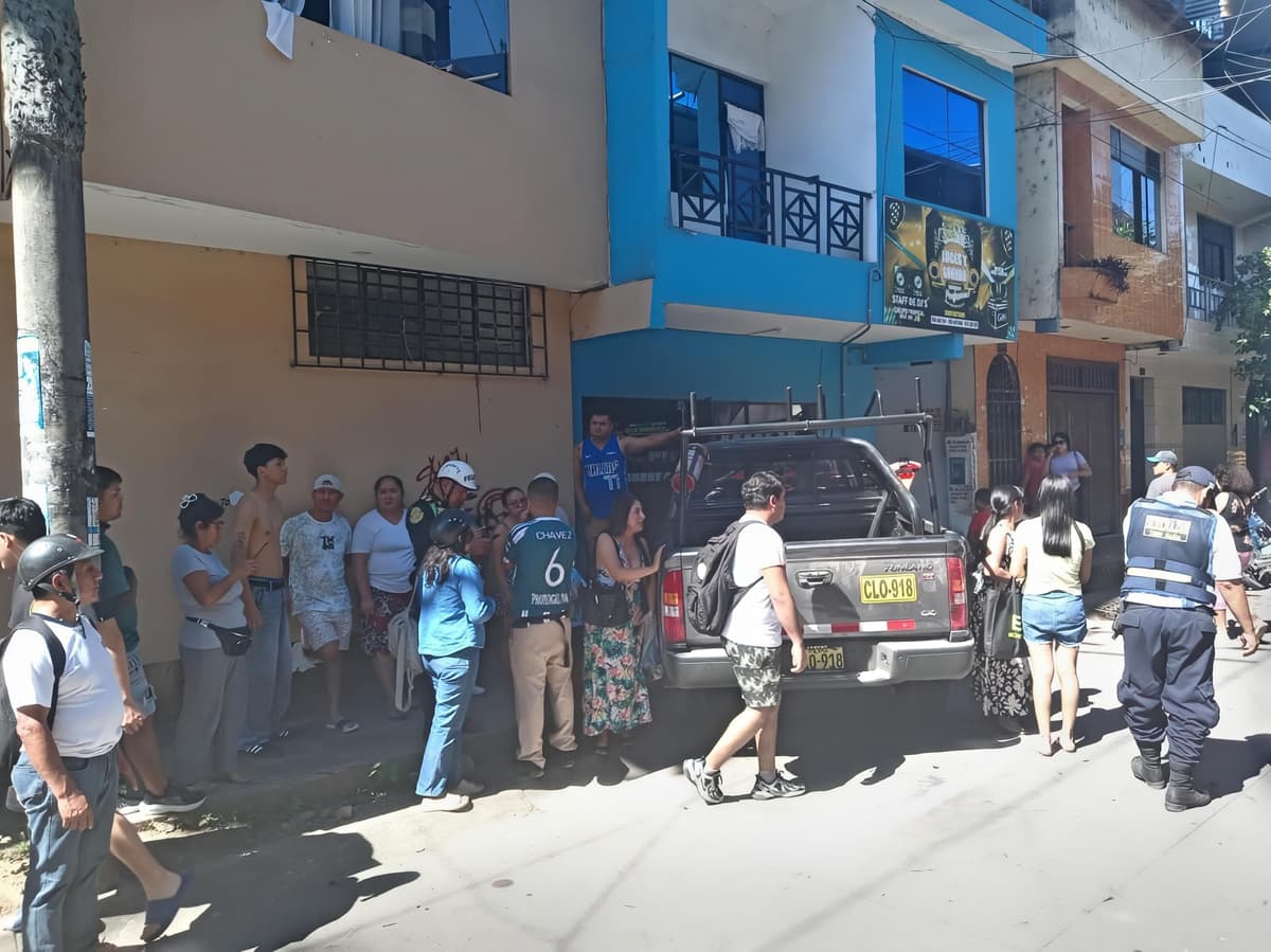Camioneta se estrella contra vivienda y familia se salva de milagro