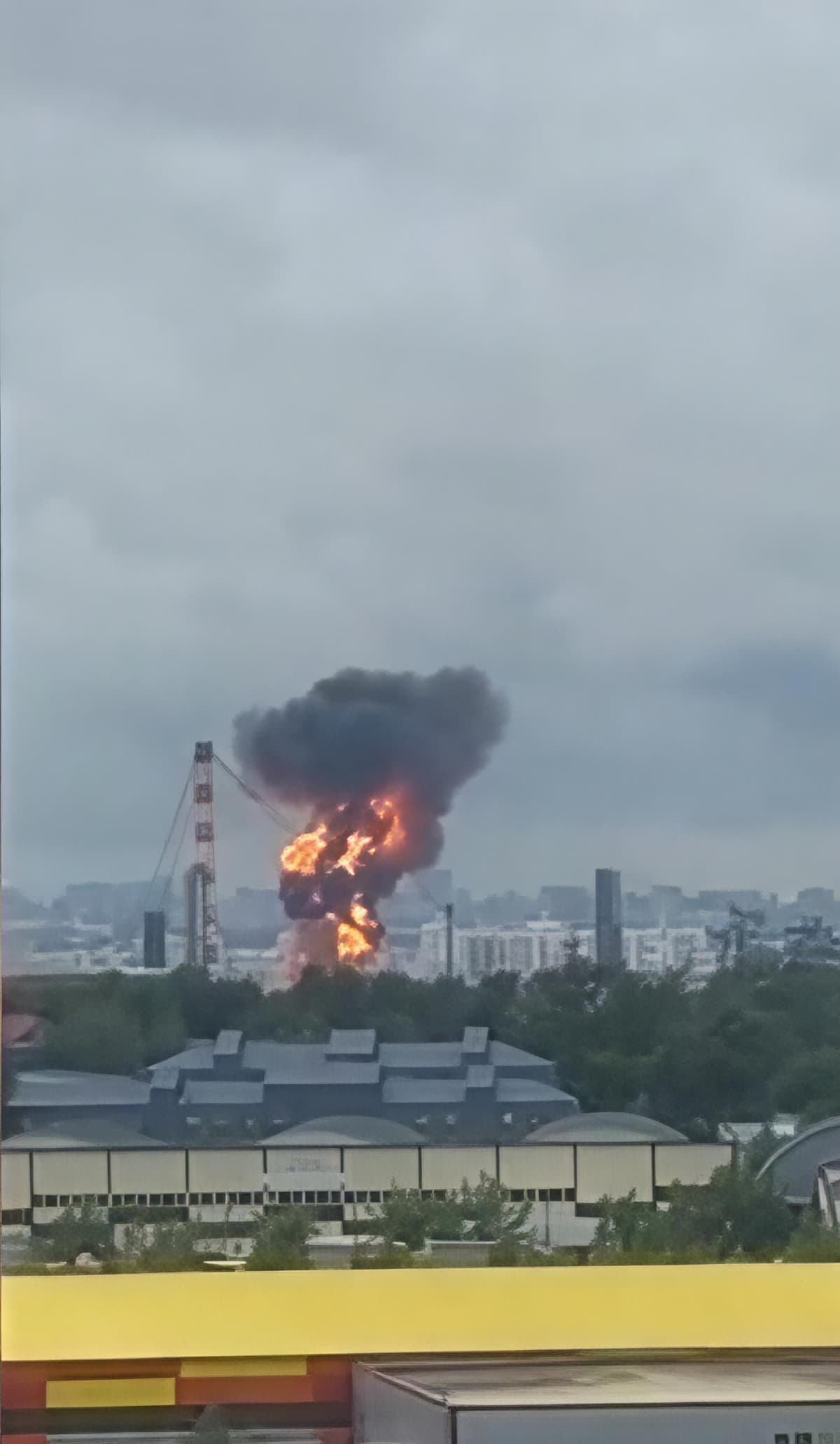 Video muestra ataque de Ucrania a una refinería de petróleo en la región de Moscú