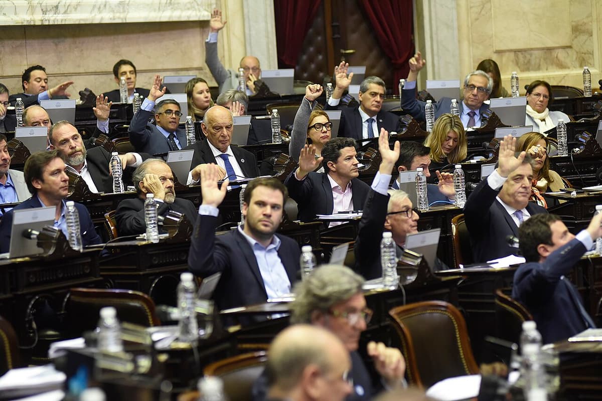 Gobierno español debate prórroga de ayuda a combustibles: sin ella, llenar el tanque costaría 90 euros
