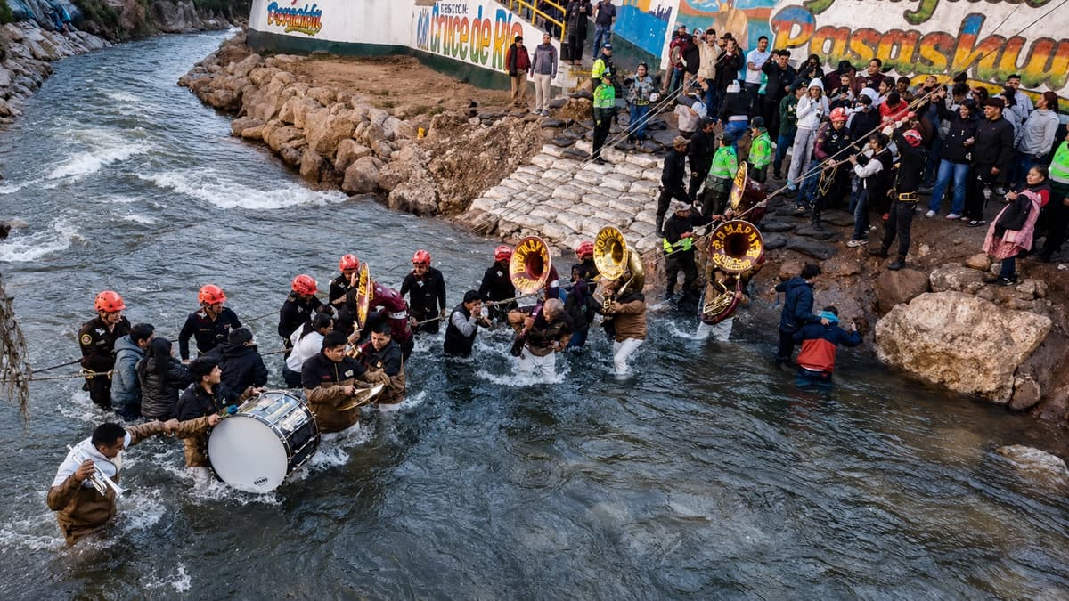 Devotos cruzan el Huallaga por San Juan Bautista en Huariaca