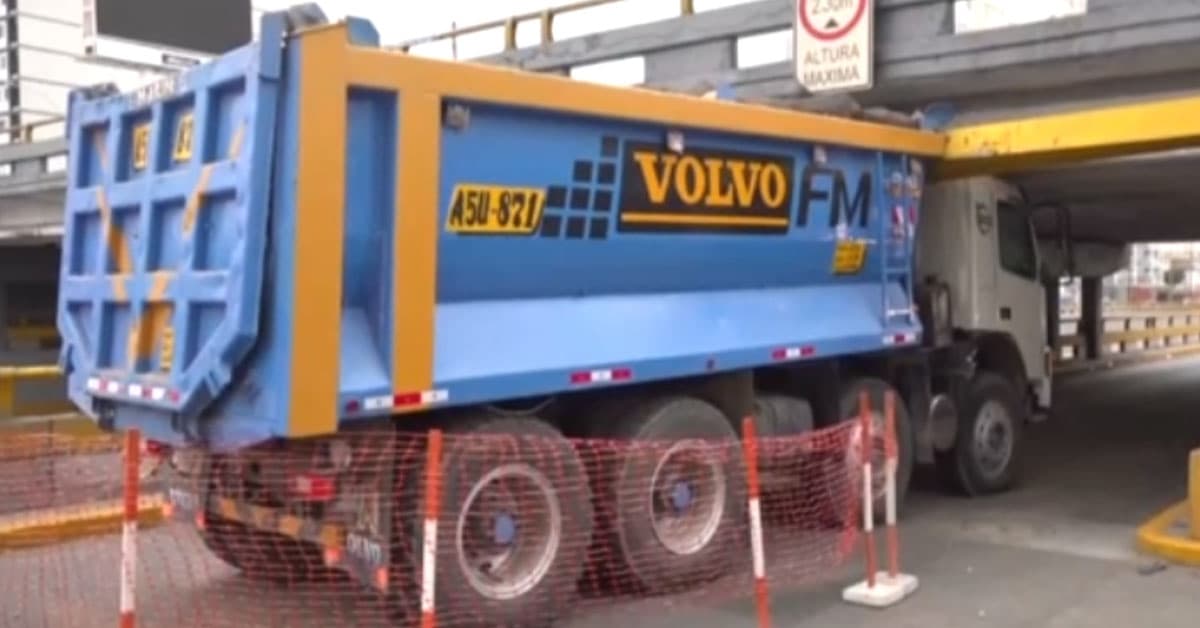 Un camión quedó atascado en el puente de la avenida Brasil
