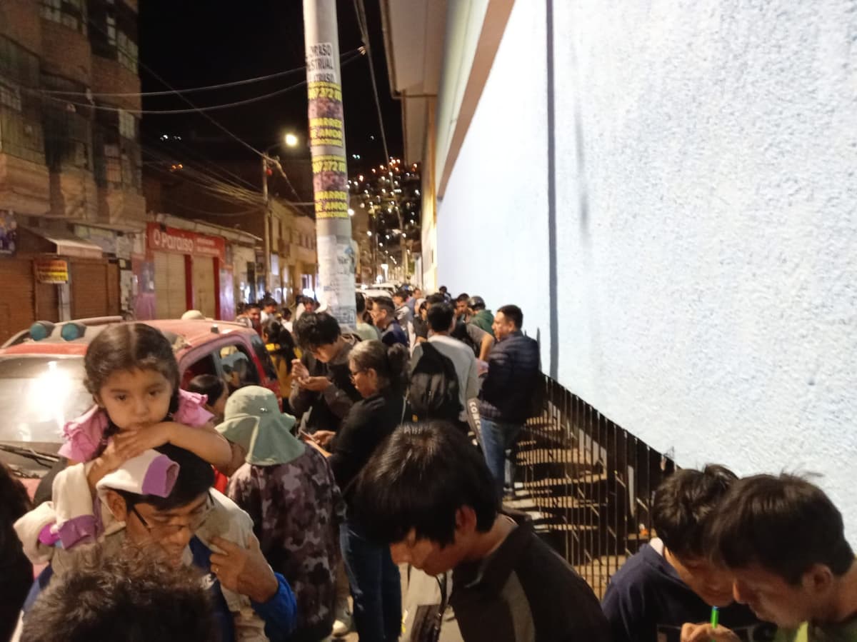Fiebre mundialista mueve venta de álbumes y figuritas en calles de Huánuco