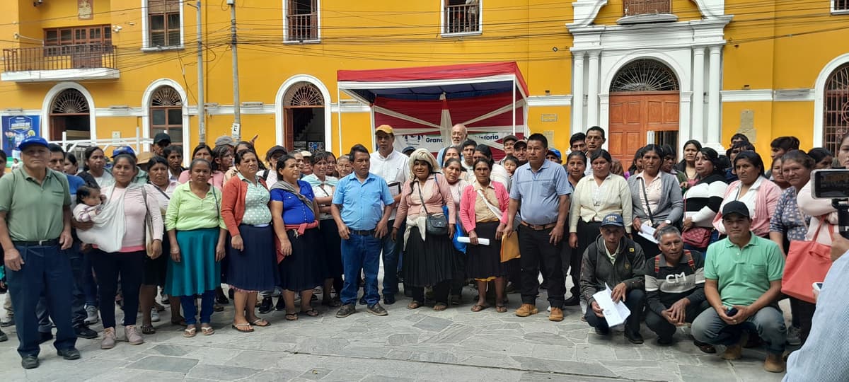 Feriantes lanzan advertencia por Alameda: Sin garantías no habrá paz social para la obra