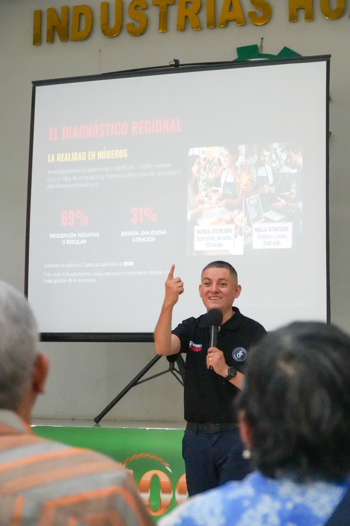 Ghemrry Salvador presenta su primer libro sobre ventas y trato al cliente