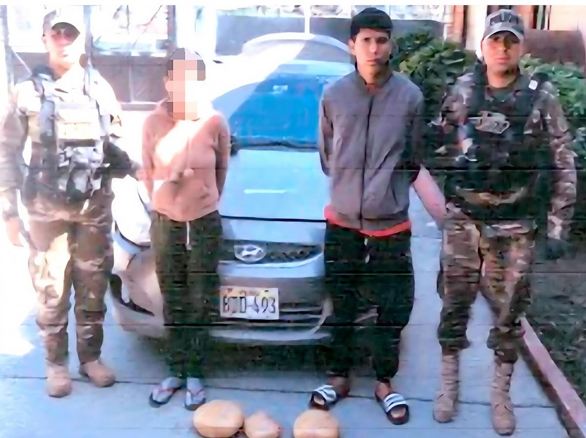 Camioneta llevaba más de seis kilos de cocaína ocultos bajo el capot