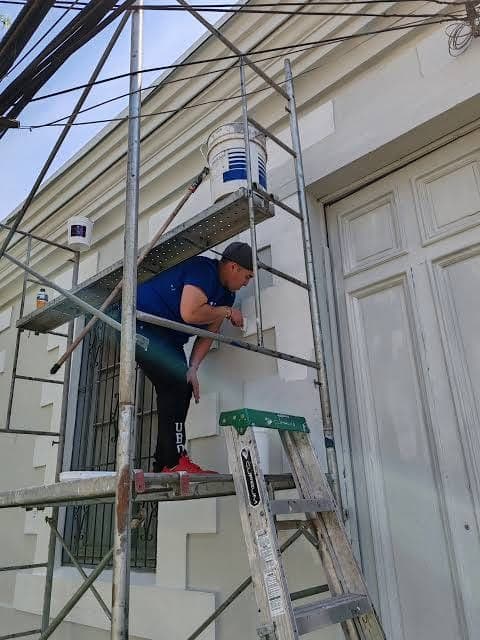 Electrocentro alerta sobre riesgo de accidentes al pintar fachadas cerca de redes eléctricas
