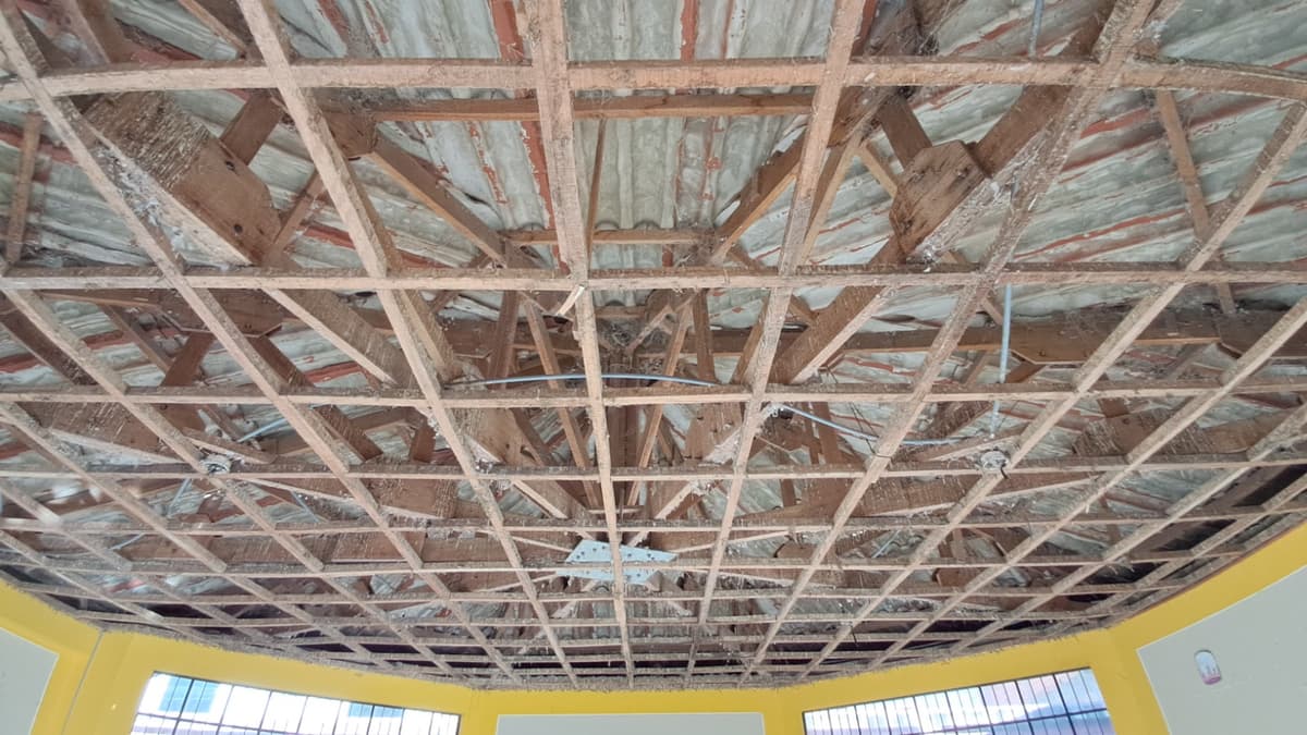 Techo contaminado y muro agrietado ponen en riesgo a 32 niños en Llicua Baja