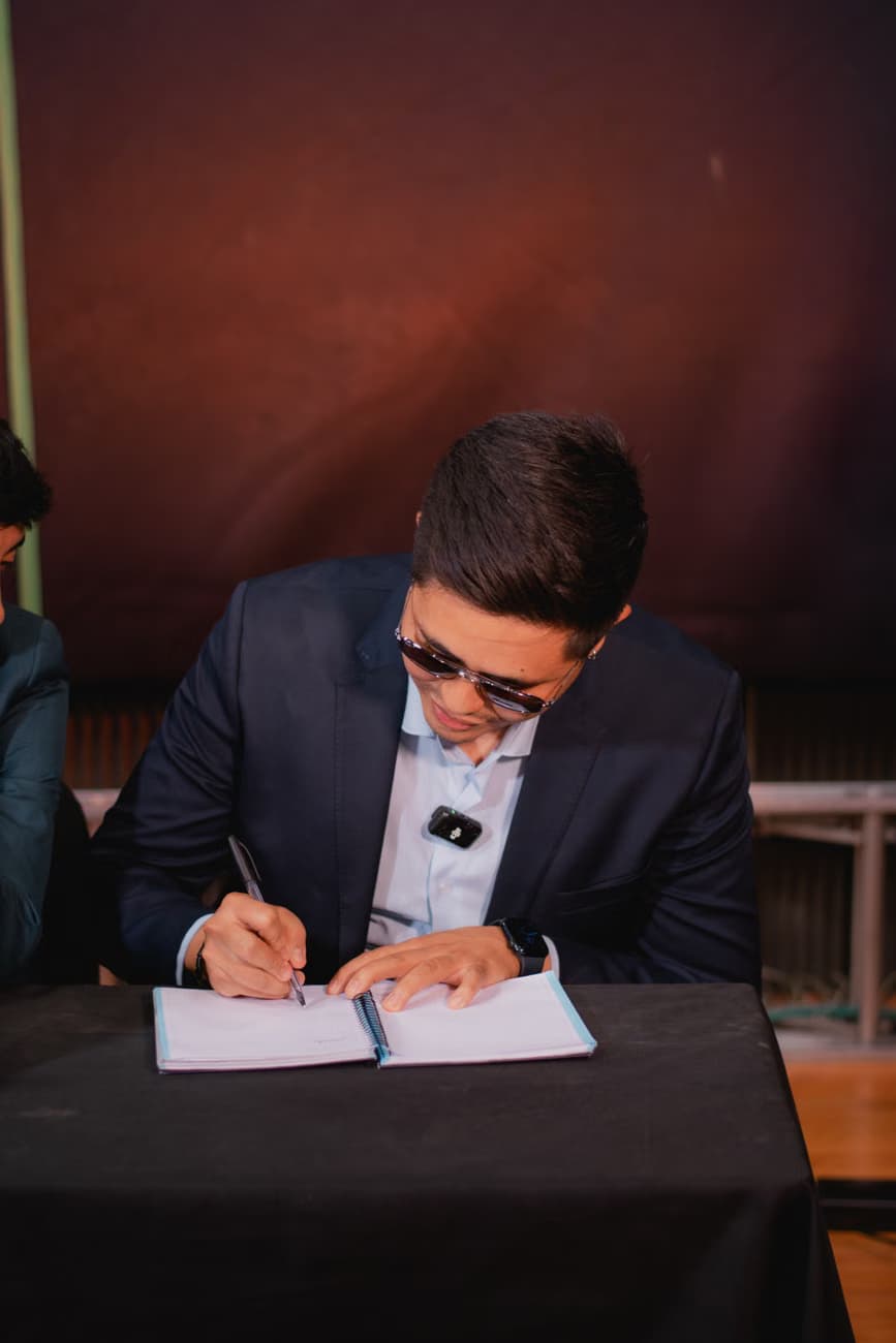 Presidente Balcázar firma decreto que regula gratificaciones y CTS para trabajadores CAS