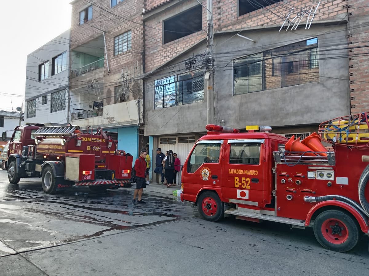 Bomberos controlan incendio en pasaje del jirón San Martín y evitan víctimas
