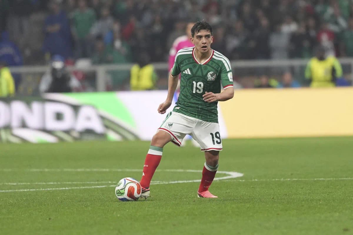 Mundial 2026: Gilberto Mora se gradúa de preparatoria tras debut con México