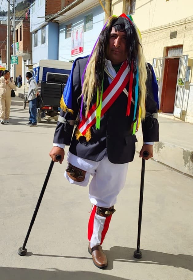 Docente con discapacidad conmueve al bailar con muletas en encuentro magisterial