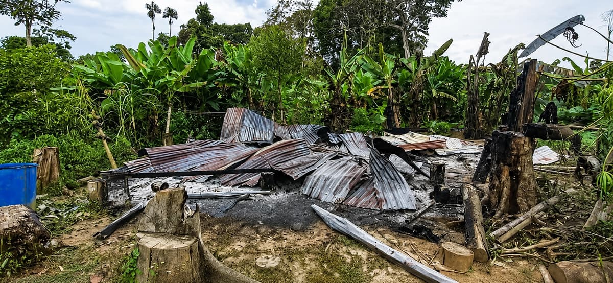 Ataque de presuntos mineros ilegales deja viviendas destruidas y familias desplazadas en Paujil