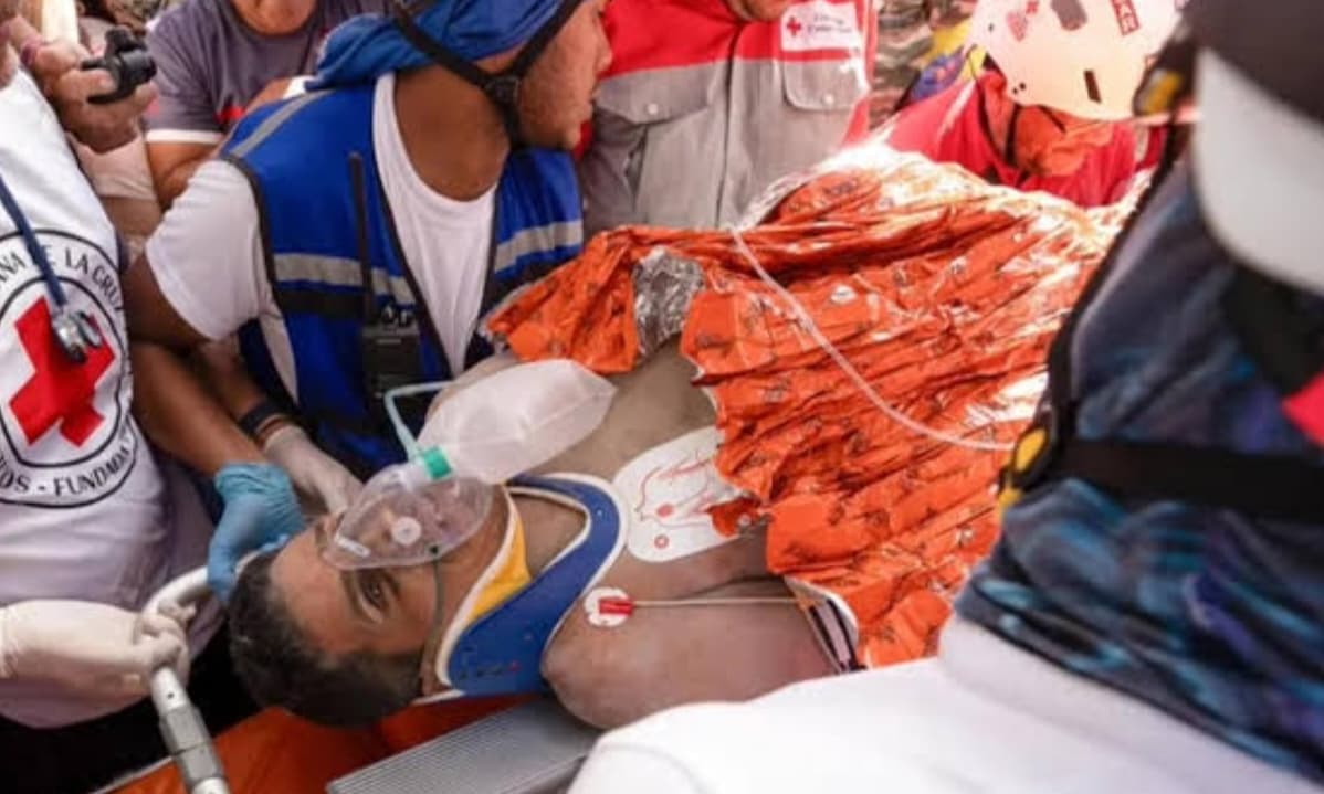 Rescatan con vida a Hernán Gil tras ocho días bajo los escombros en Venezuela