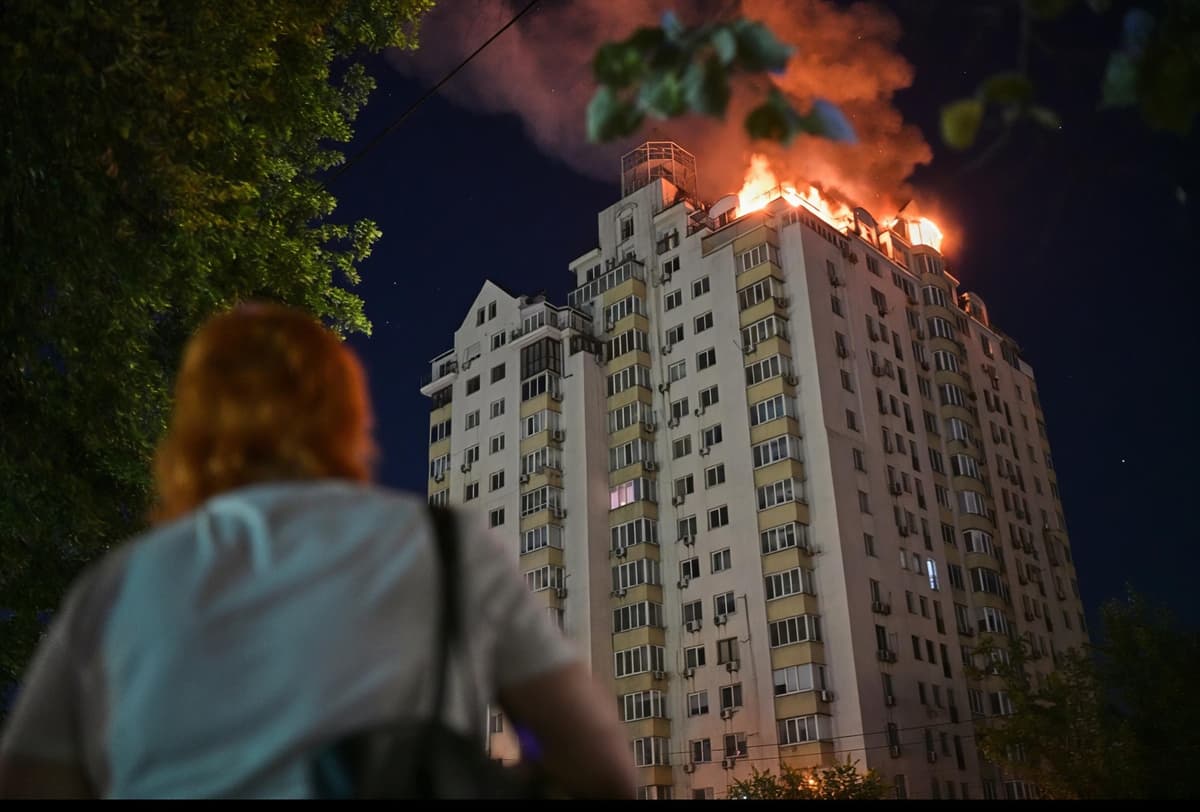 Rusia lanza ataque con misiles balísticos contra Kyiv antes de cumbre de la OTAN