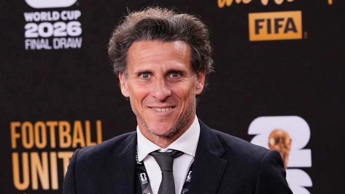 Diego Forlán es presentado como técnico interino de Uruguay tras la salida de Bielsa