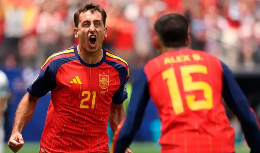 España golea y avanza