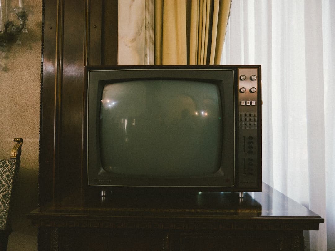 Nueva ley garantiza información accesible en TV para personas con discapacidad auditiva