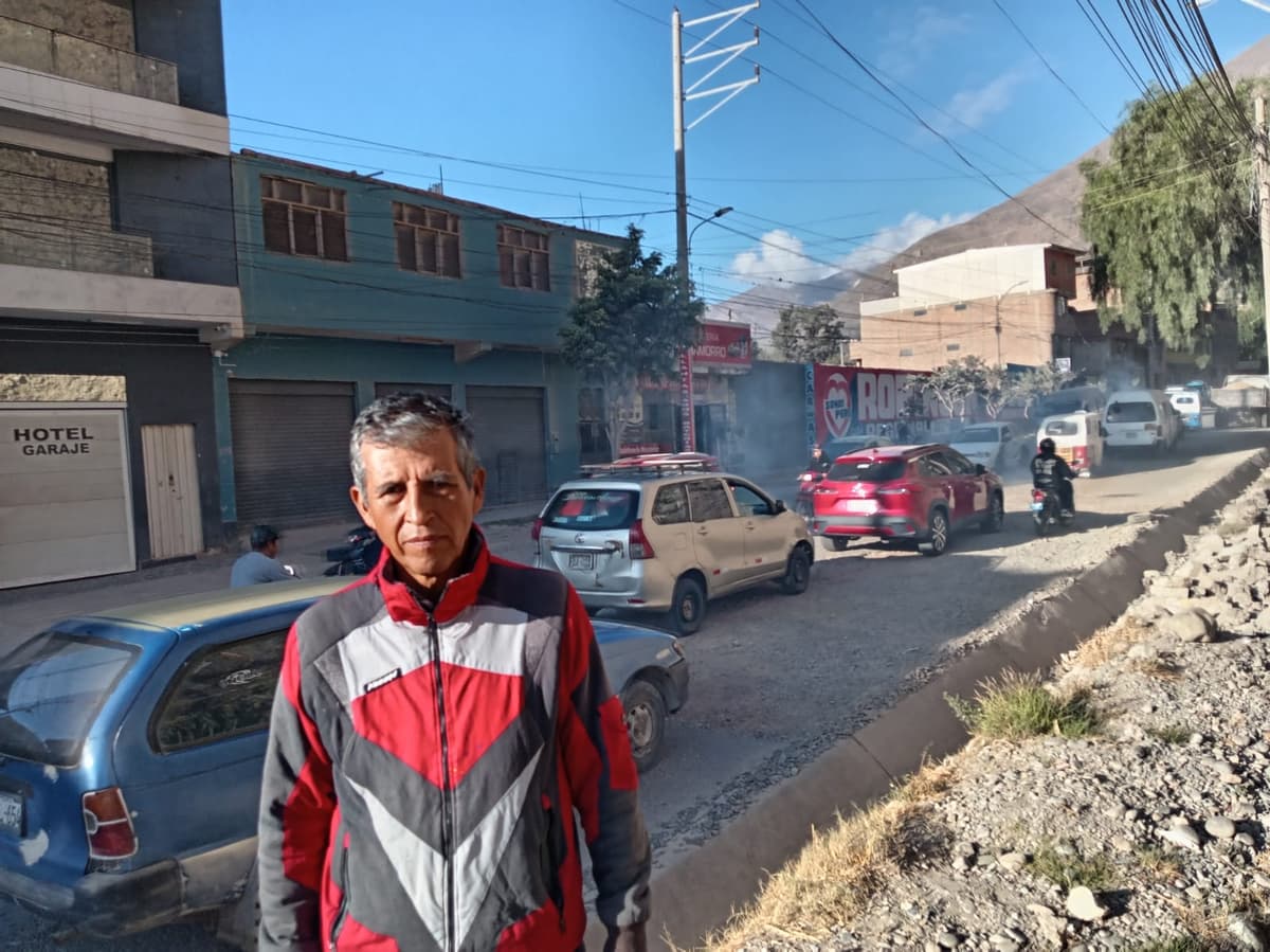 Escolares cruzan sobre tablas en calles deterioradas junto al Malecón Higueras