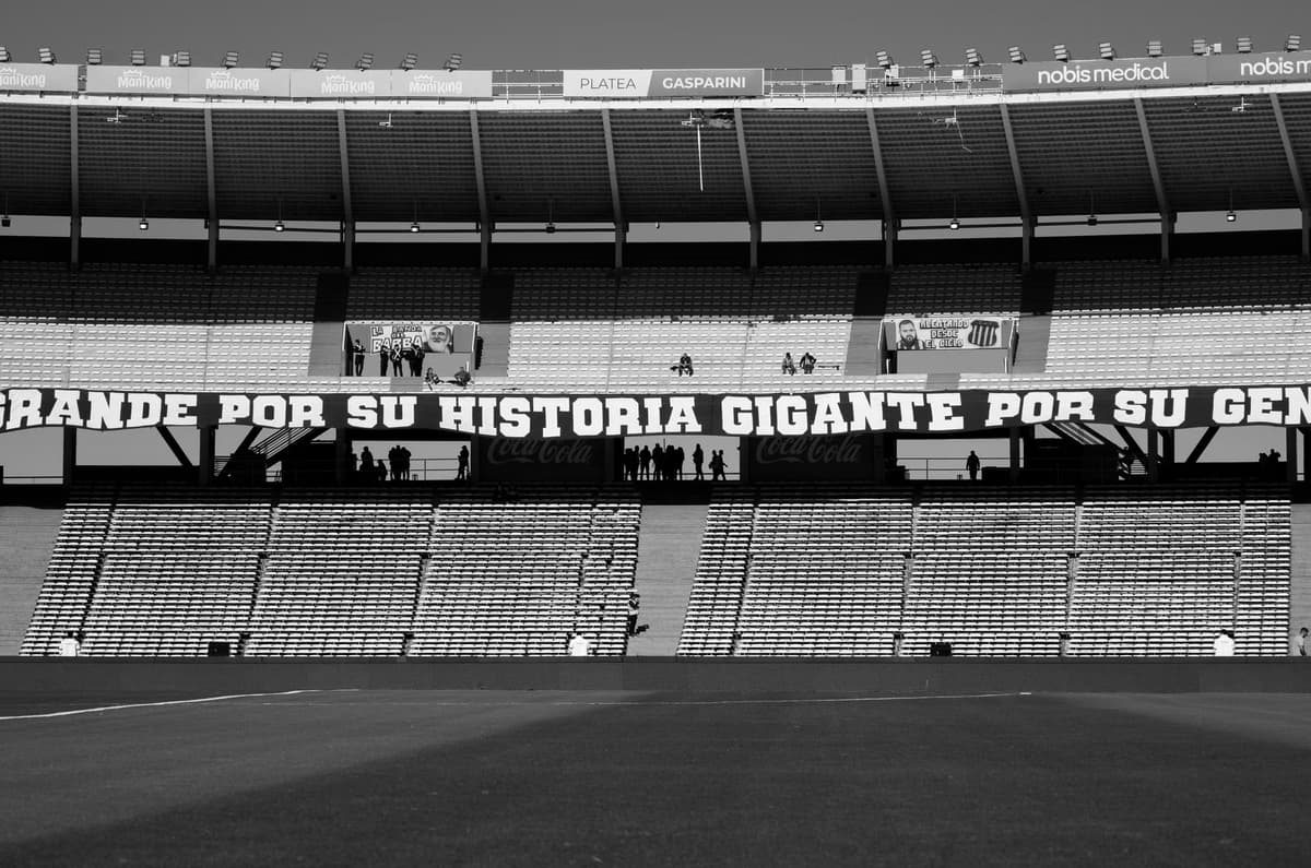 Miguel Araujo critica el mal estado de la cancha del Estadio Nacional: "Es triste"