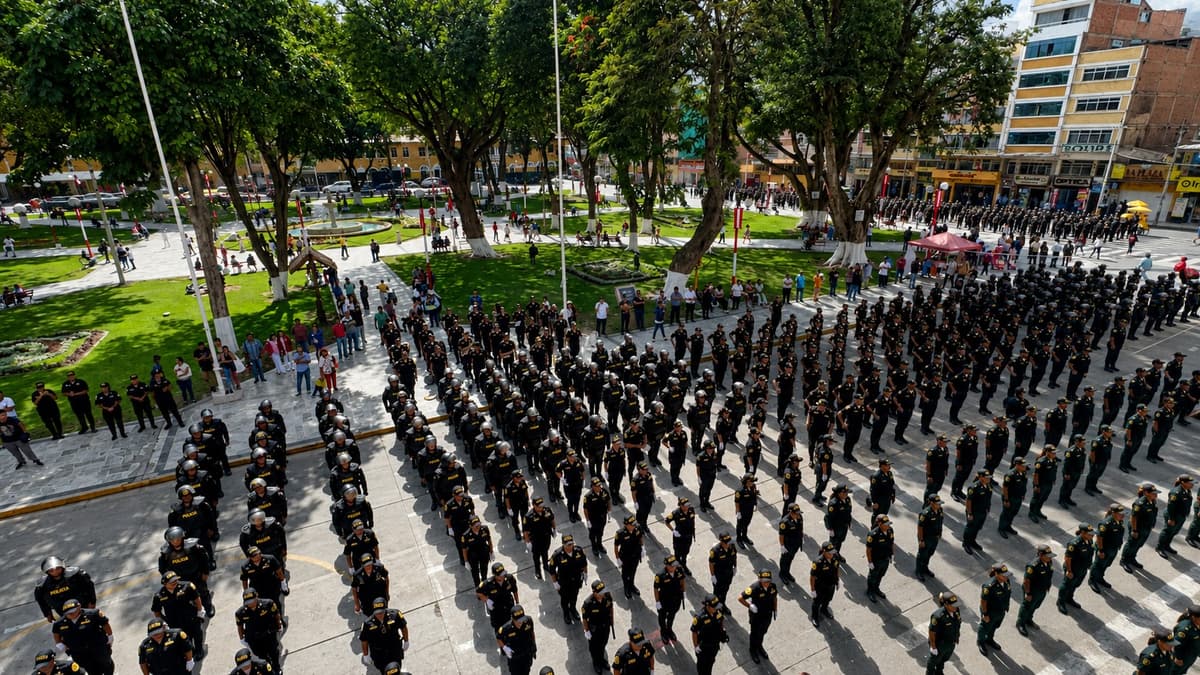 Cuestionan presunta exigencia a policías para comprar banderas con dinero propio en Huánuco