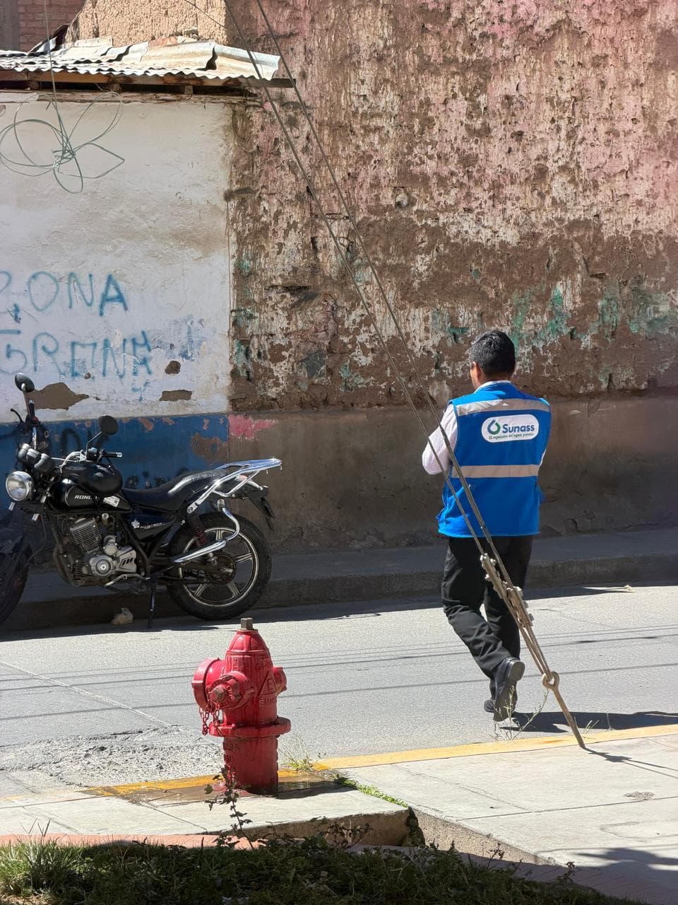 Sunass inspecciona fuga de agua reportada en la cuadra 5 de Ayancocha