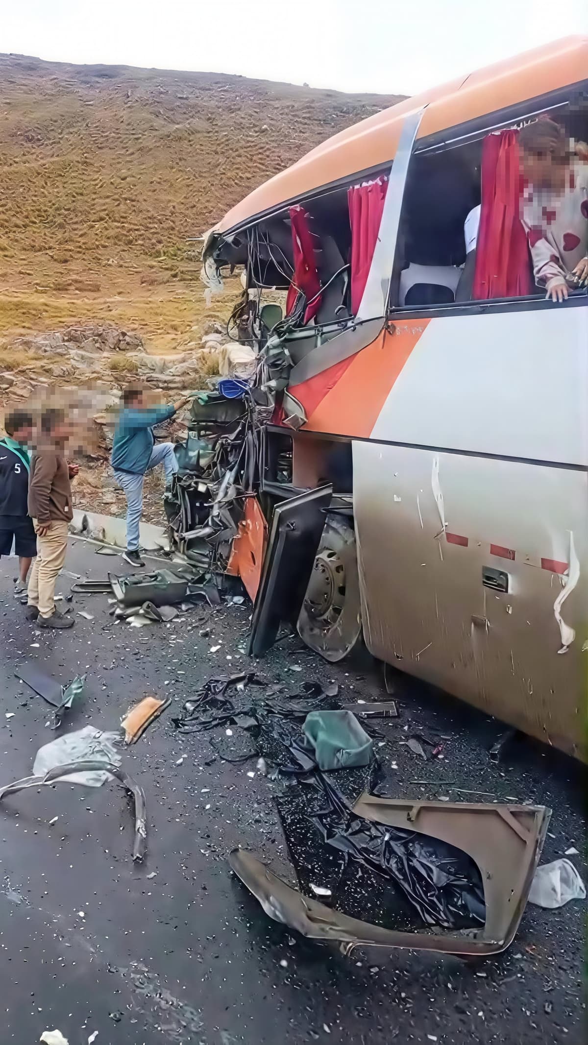 Bus interprovincial queda destruido tras grave accidente en la carretera Lima-Canta