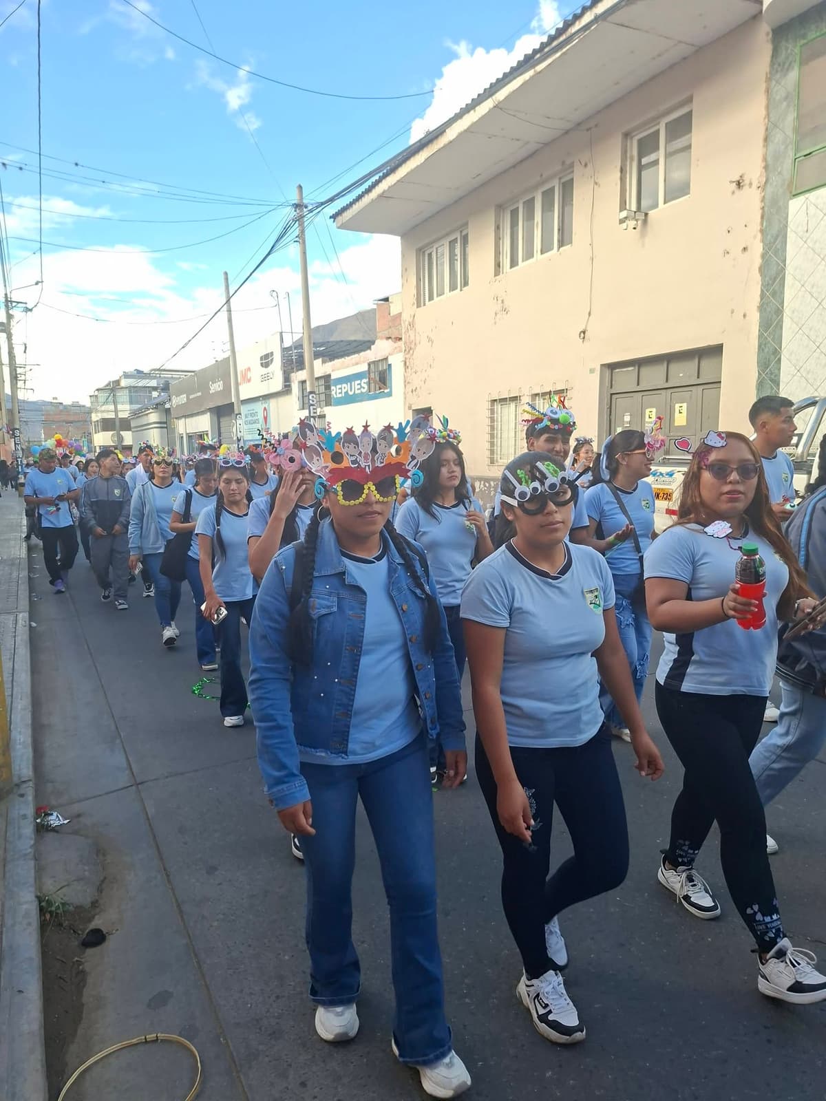 Facultad de Educación de la UDH celebra 26 años con pasacalle