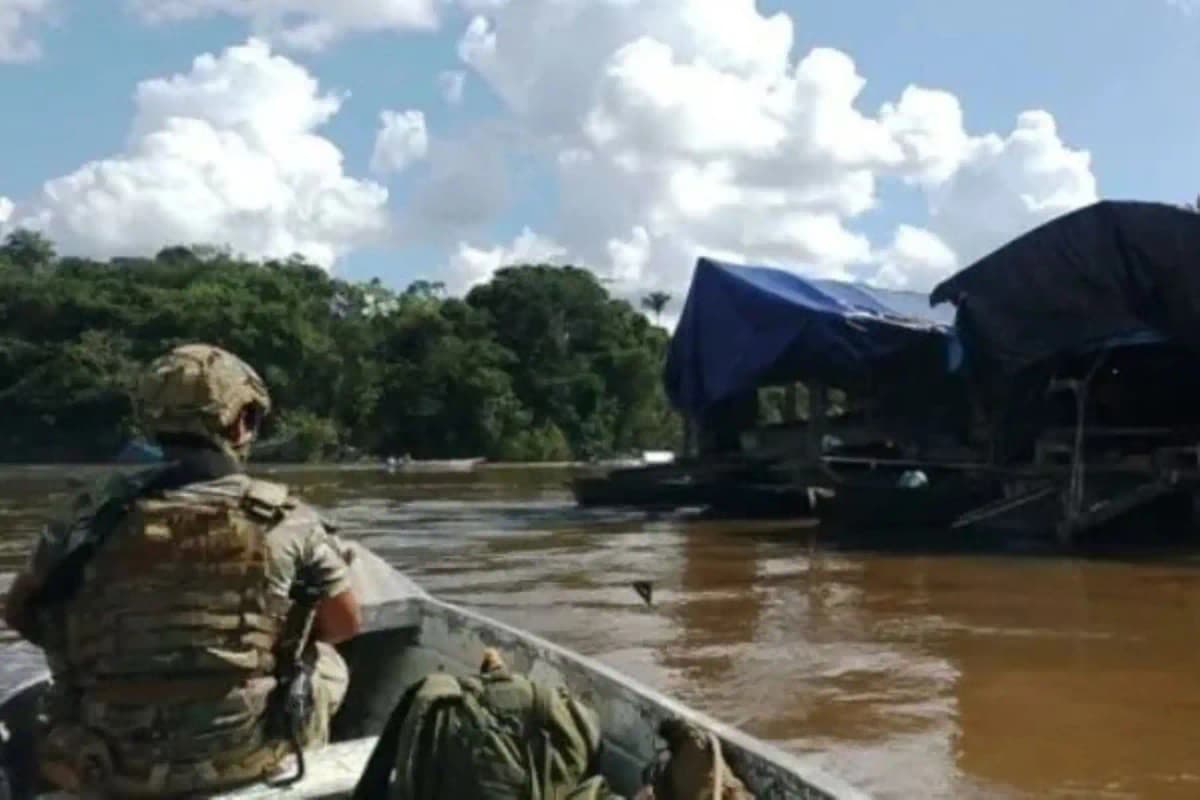 Marina de Guerra destruye 19 embarcaciones usadas para minería ilegal en Loreto