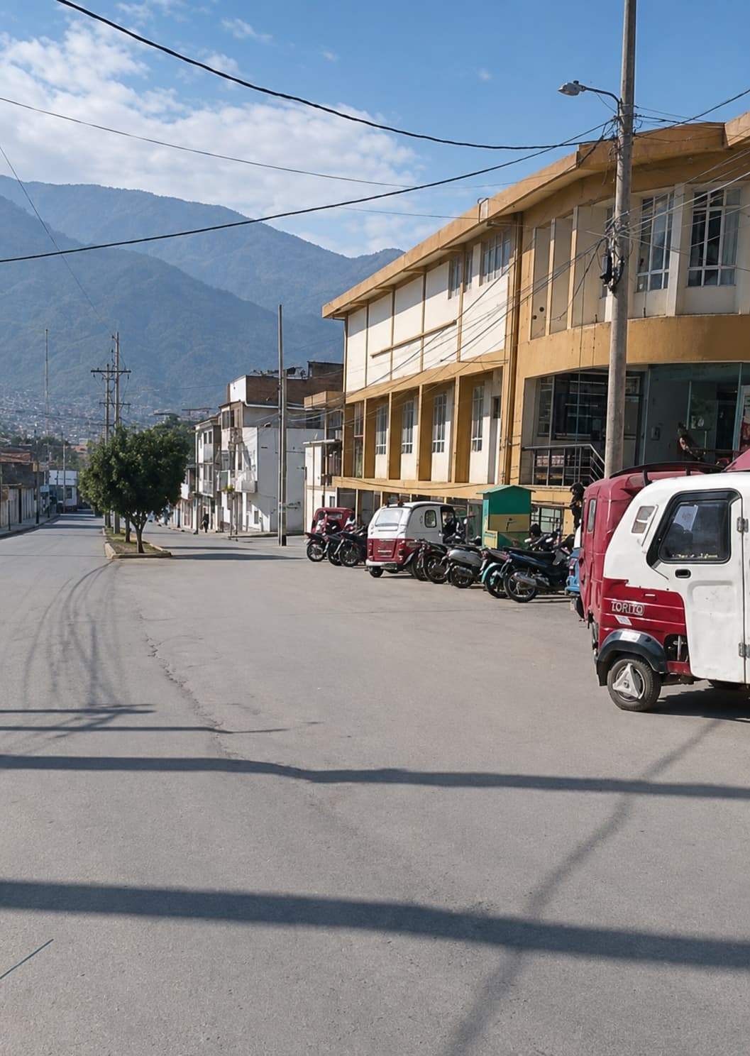 Pista presenta hundimiento y grietas frente a la posta de Aparicio Pomares