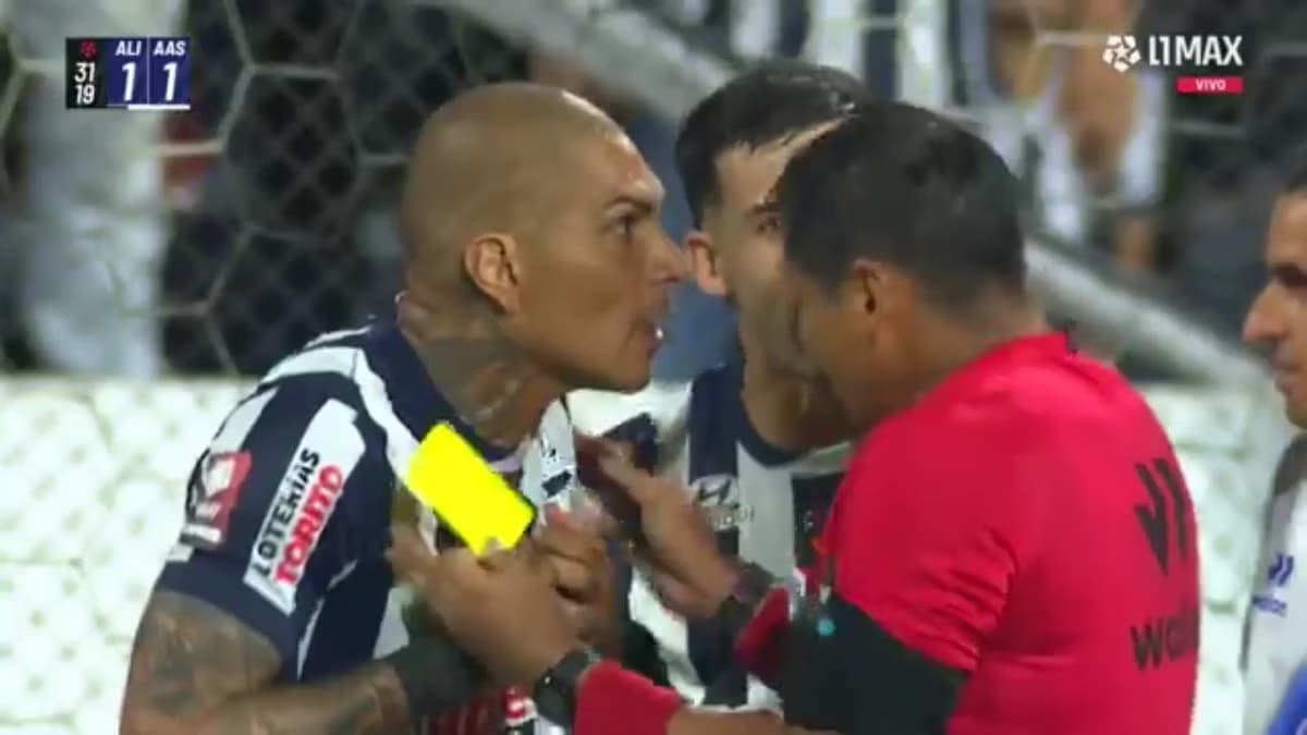 Paolo Guerrero fue amonestado y reclamó airadamente al árbitro en Alianza Lima vs Alianza Atlético