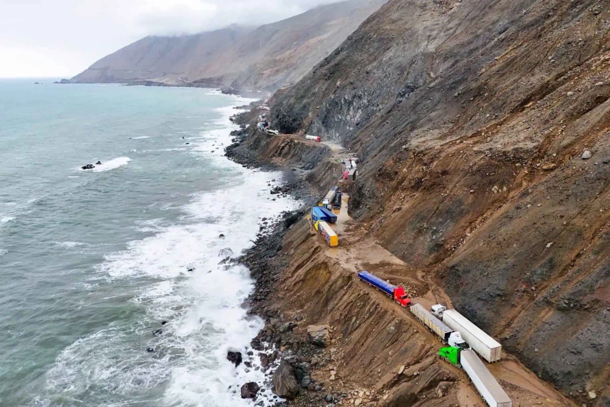 Huaicos en Atico-Ocoña dejan pérdidas por S/100 millones y cientos de vehículos varados