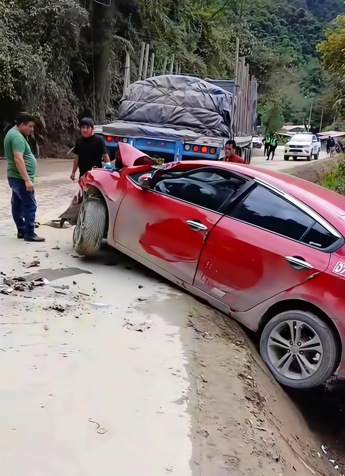 Tráiler arrastra automóvil cerca del túnel de Carpish y deja pasajeros gravemente heridos