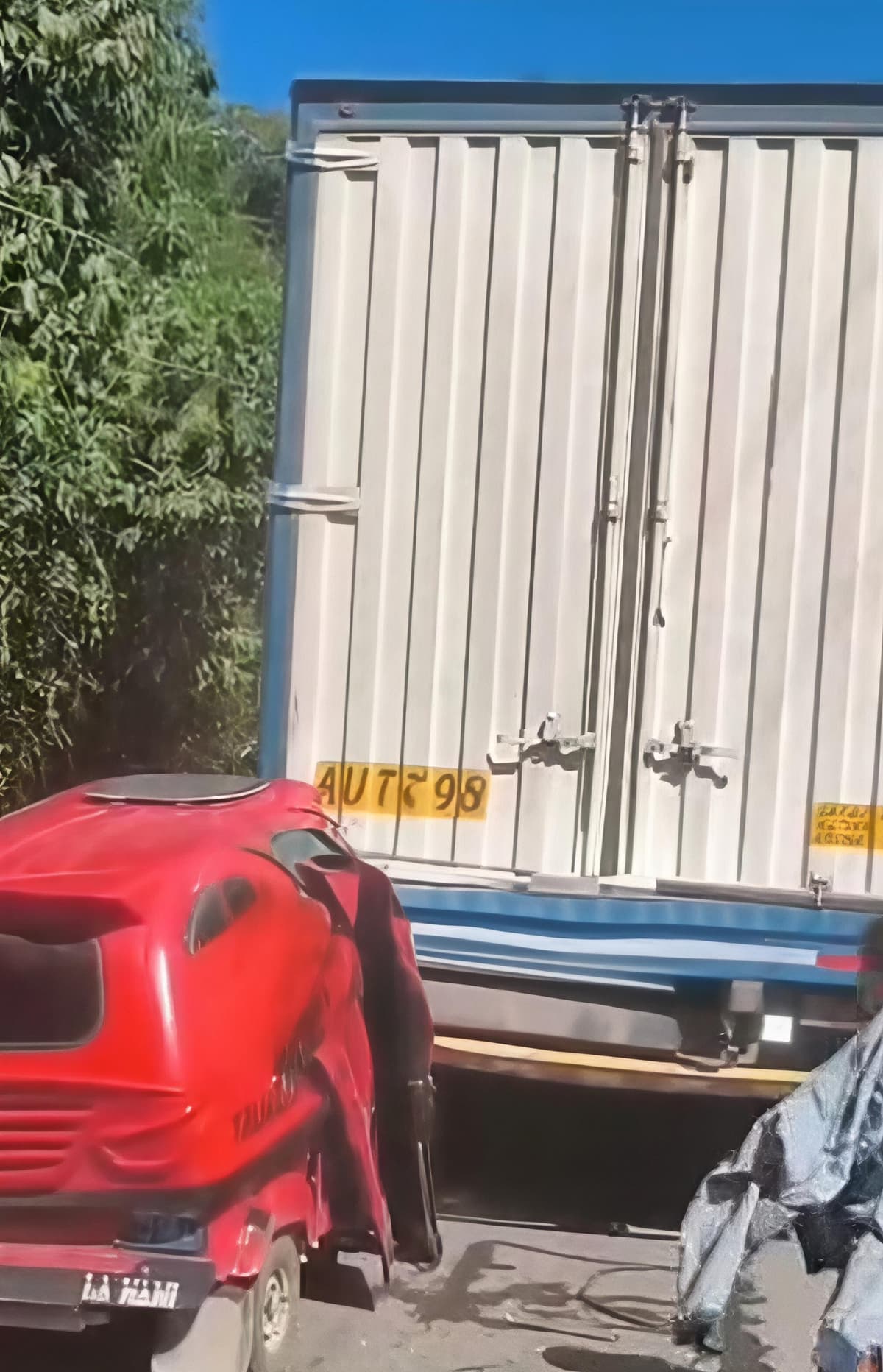 Taxista choca contra camión varado en la ruta Tingo María–Honolulu