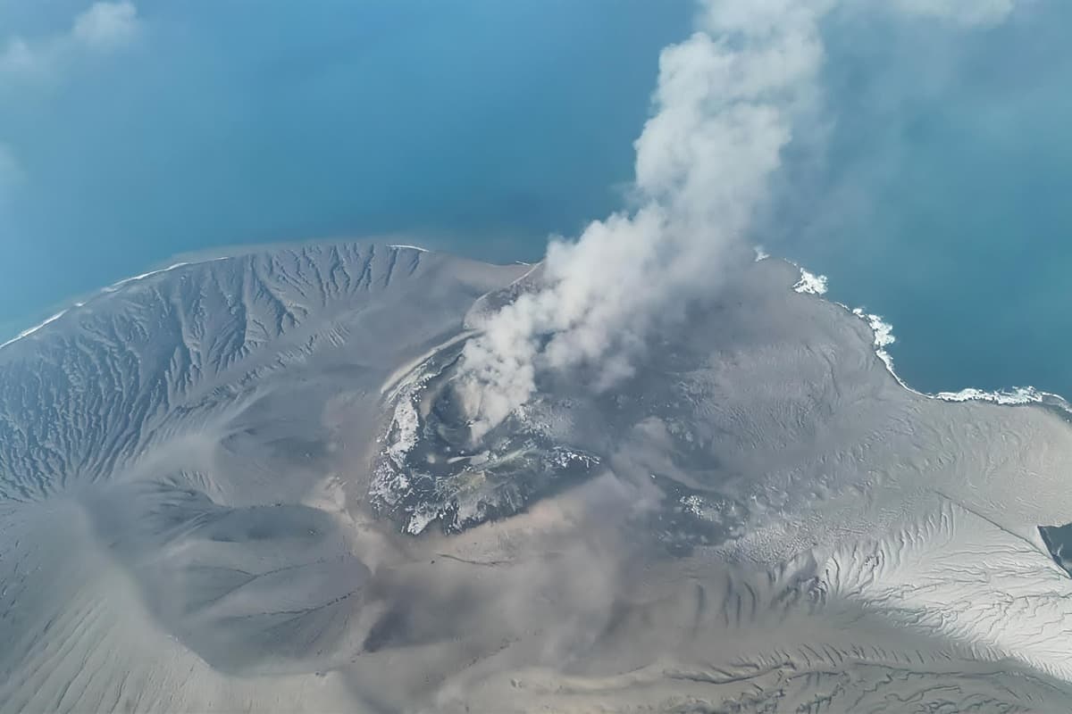 Indonesia cierra ocho aeropuertos y deja 170 mil pasajeros varados por volcán
