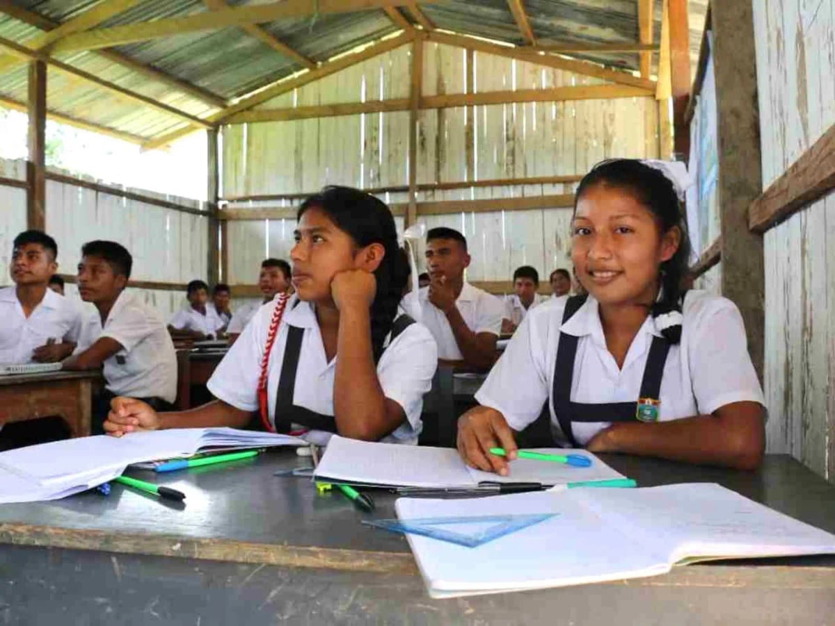 Minedu proyecta cerrar brecha digital en escuelas públicas hacia el 2028 con internet satelital