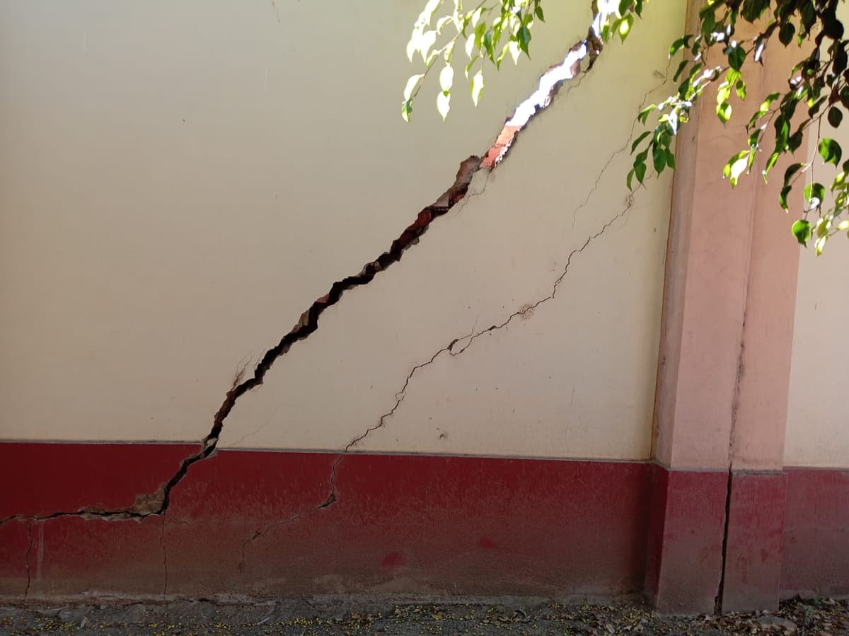 Gobierno Regional niega gasto de actual gestión en colegio agrietado de Colpa Baja