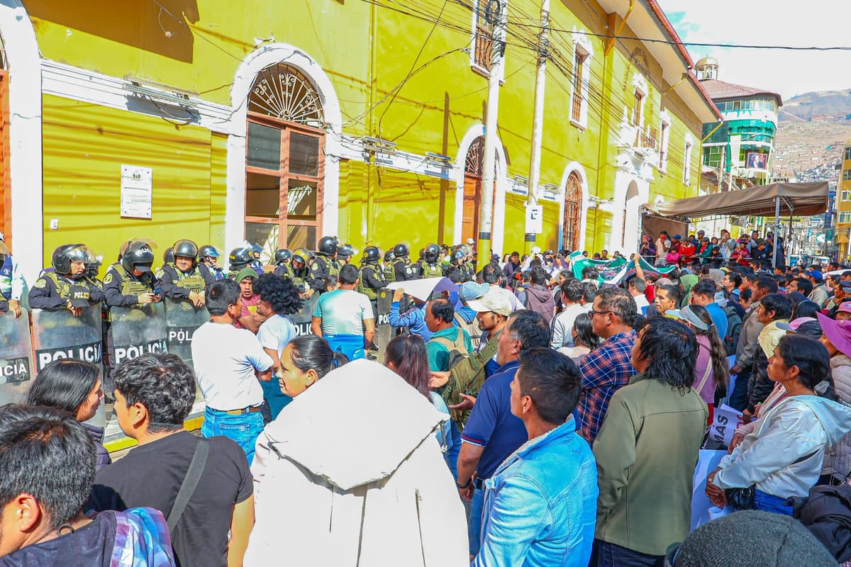 Pillao y Las Moras llegaron a reclamar obras distintas y terminaron enfrentados frente a la Municipalidad