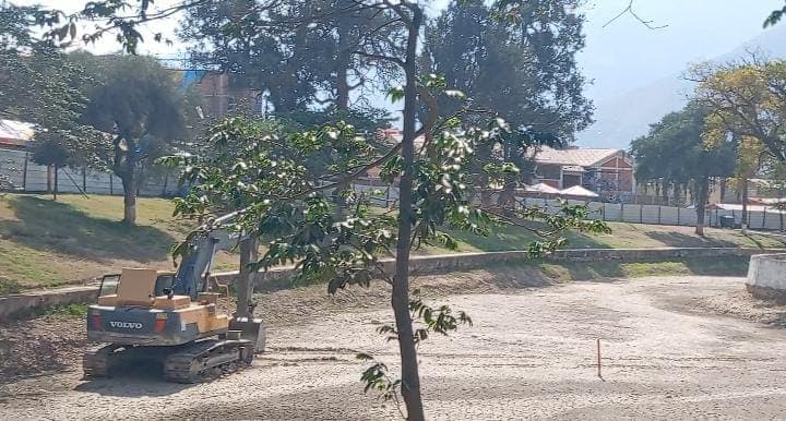 Maquinaria pesada y estructuras metálicas permanecen dentro de la laguna Viña del Río